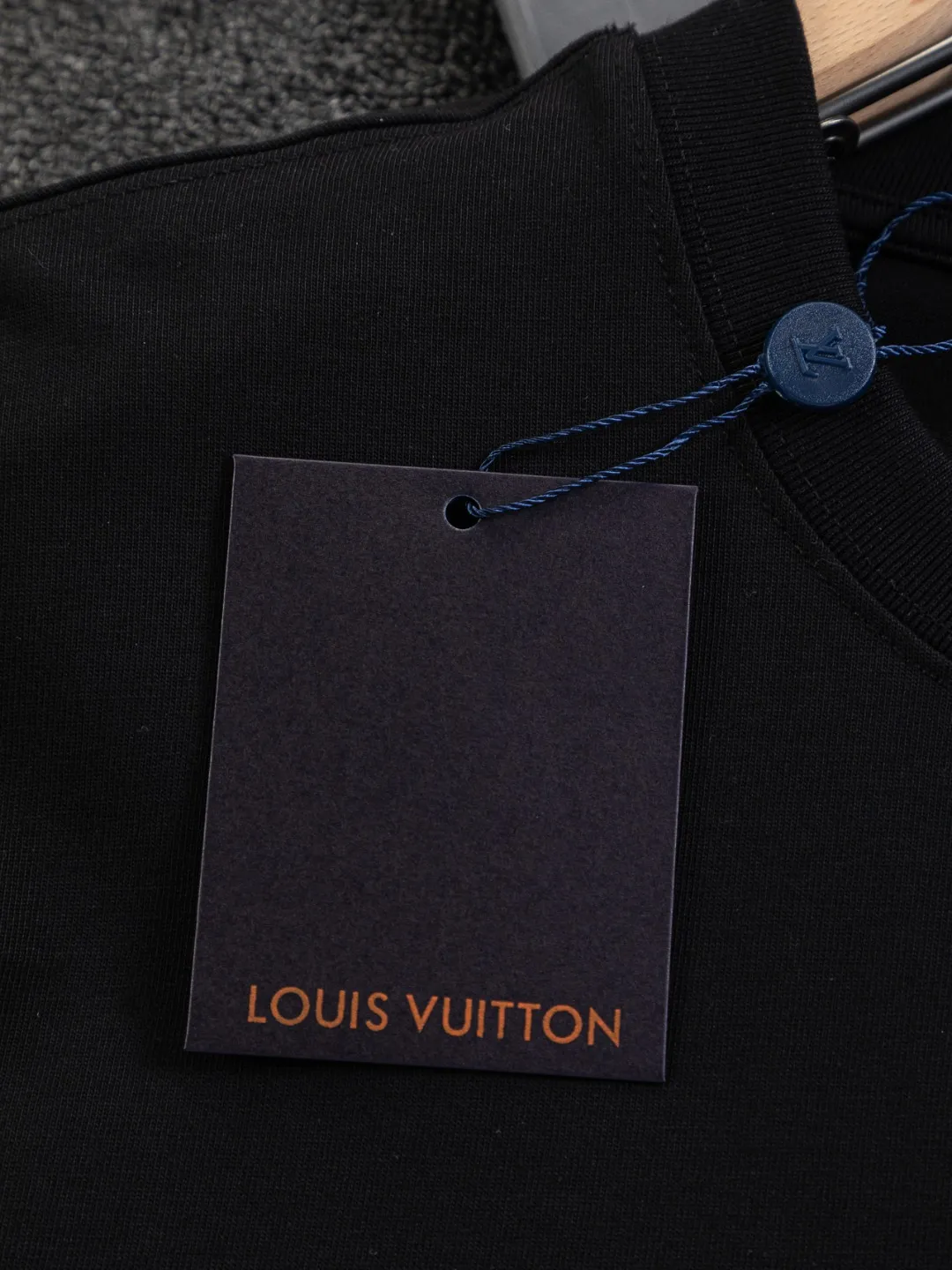 🅿️190 Louis Vuitton Louis Vuitton 1V LV LV slightly wide version S-XL LV 26ss new products are available at counters simultaneously. Multiple craftsmanship. Embroidery of civet 🦊 letters on the chest. Round neck short-sleeved T-shirt, same style for men and women! Consigned to one-to-one creation. Synchronized with the official website, pure cotton fabrics at the counter! It is close to the skin and comfortable, durable and easy to wear. It has a classic and simple logo design and meticulous original craftsmanship. Short-sleeves, a must-have item for men, do not appear to be the same for the general public, but must be unique and eye-catching. This LV short-sleeve is all about quality, comfort, the same shape and fashion as always, including fabrics and cutting techniques. All of them have been made with great effort! 320 grams of washed pure cotton fabric, pure cotton is breathable, very refreshing and comfortable for daily wear. The rib knitting on the neckline is smooth and tight, and the neckline will not be skewed if you toss it at will. The loose version, you will find that it looks really good on the upper body. The overall is minimalist and neat, super versatile for daily use! Pair it casually with a pair of pants for a youthful look. A T-shirt will make your outfit crazy. It is a fashionable item that can never go wrong! Color: Black White Size: S-XL Size chart: S: Shoulder width 50-Bust 56-Length 70 M: Shoulder width 52-Bust 57-Length 72 L: Shoulder width 54-Bust 59-Length 74 XL: Shoulder width 56-Bust 62-Length 76